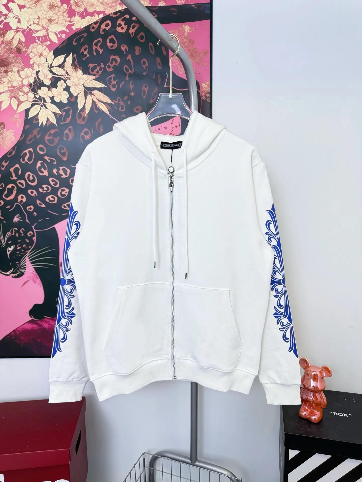 P290 ChromeHearts Rolling Stone Blue Tongue Hooded Jacket, the same style as ChromeHearts counters. Made of 430g double-ply double-yarn pure cotton terry fabric. Original custom hardware zipper. Details are restored in place. Very textured on the handle. Three-dimensional and atmospheric. Versatile and easy to wear in autumn. Simple and elegant. Adopts os version. The upper body effect is great. Suitable for all body types. Soft and comfortable. CH letter offset printing on the front and blue tongue text offset printing on the back. Small punctuation on the hem. Machine washable. No fading, no deformation, complete accessories, original mold opening, perfect restoration of zp 2:1, same style for men and women, versatile and easy to match, size s m l xl color white